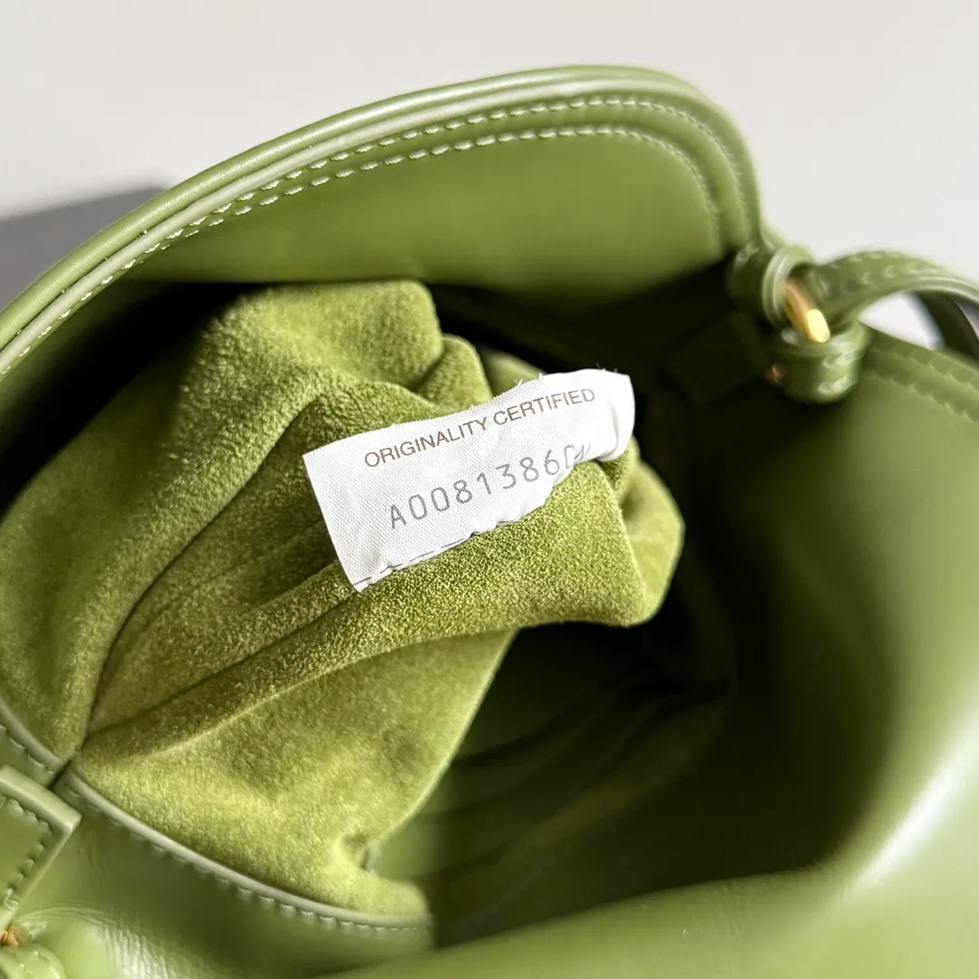 Batch 1520 BOTTEGA VENETA 2025 women's mini LIBERTA crossbody bag, the smallest size is shipped! ! Summer is here, how can you go out and play without a small bag? The "Freedom" series has the advantage of not being picky about seasons. I really like it. A small bag with a generous temperament is an indispensable item for every girl to perfectly adapt to the variety of summer outfits. The high-quality leather reveals a delicate luster. The U-shaped high-quality hardware design is enlarged in this size, which is the finishing touch. Whether it is attending a banquet or daily travel, it can show off the taste. Style No.: 826147 Size: 24*15.5*5cm